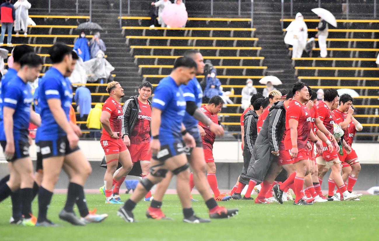 神戸製鋼対パナソニック　パナソニックと引き分けた神戸製鋼フィフティーンはファンにあいさつの後、グラウンドを引き揚げる（撮影・上田博志