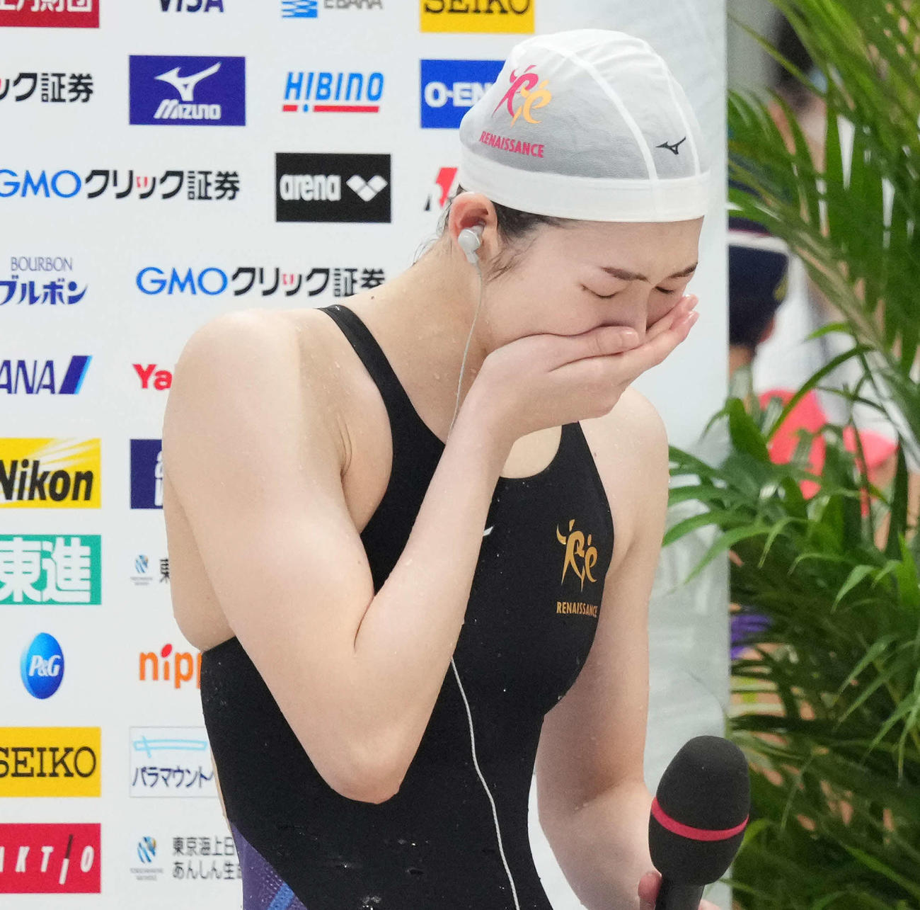 女子100メートルバタフライで優勝し涙する池江（撮影・鈴木みどり）