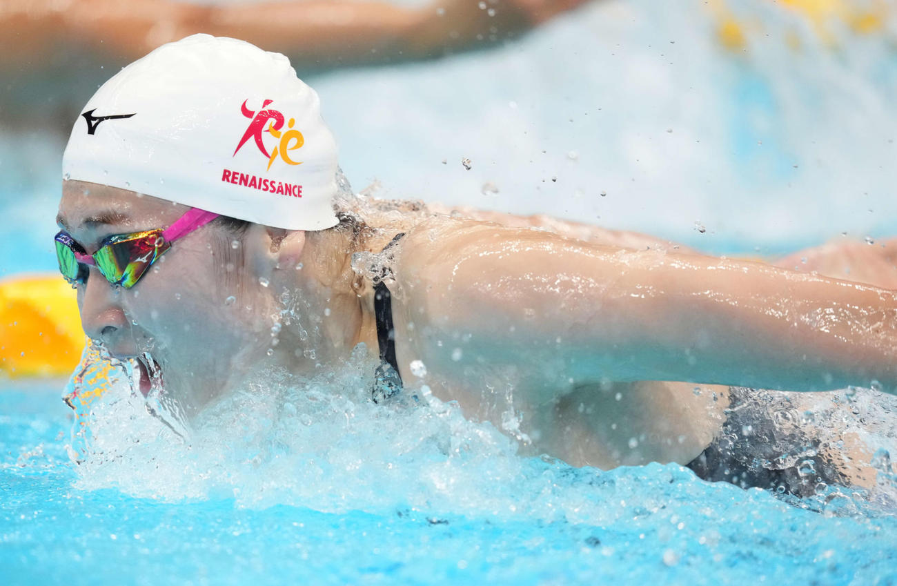女子100メートルバタフライ決勝で力泳する池江（撮影・鈴木みどり）
