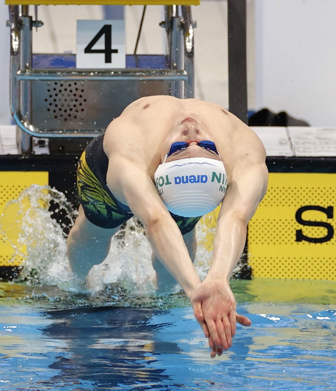 男子100メートル背泳ぎ準決勝、スタートする入江陵介