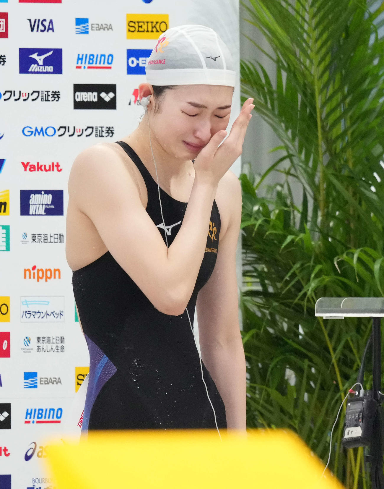 女子100メートルバタフライで優勝し涙する池江（撮影・鈴木みどり）