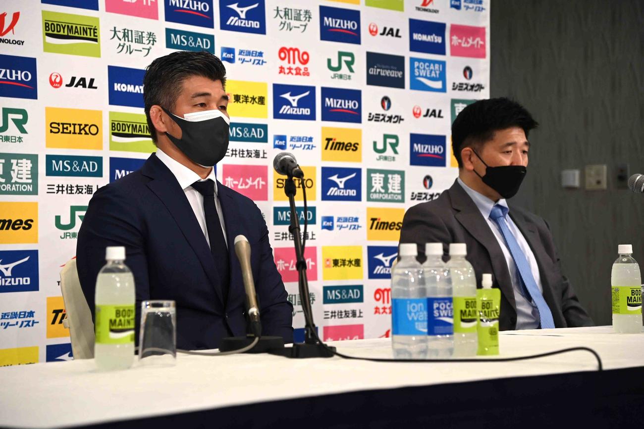 強化委員会後、世界柔道代表を発表する井上康生・全日本男子監督（左）。右は金野潤・全柔連強化委員長（代表撮影）