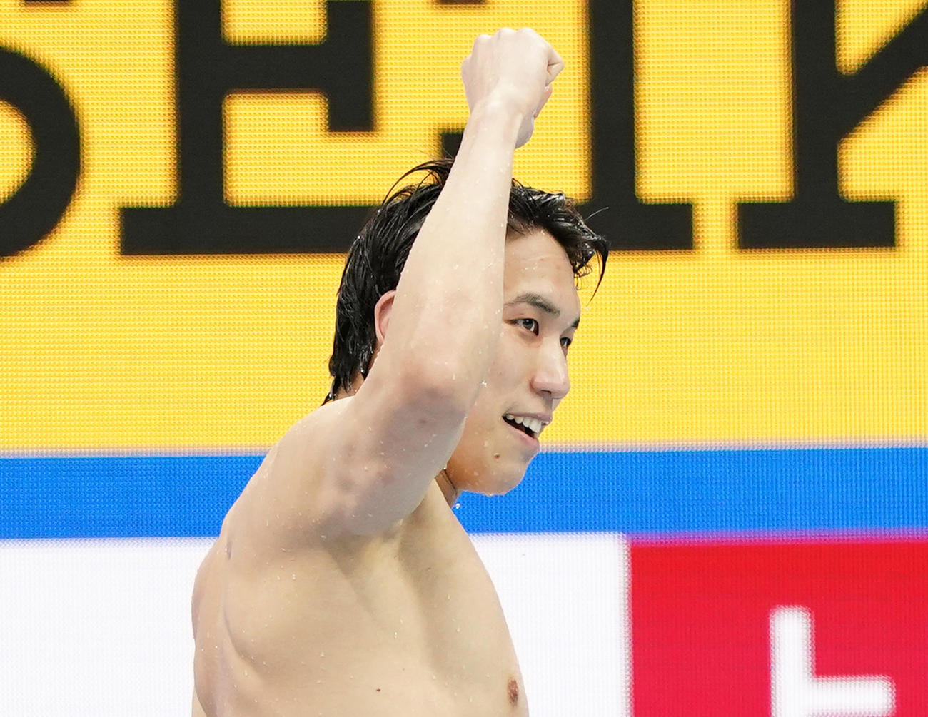 男子200メートル自由形決勝で優勝し、ガッツポーズを見せる松元（撮影・菅敏）