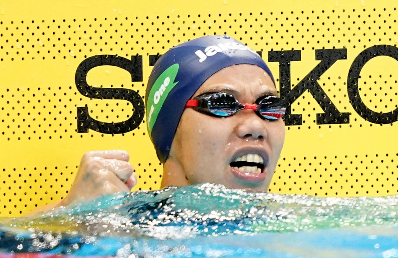 女子100メートル背泳ぎで優勝し、ガッツポーズを見せる小西（撮影・菅敏）