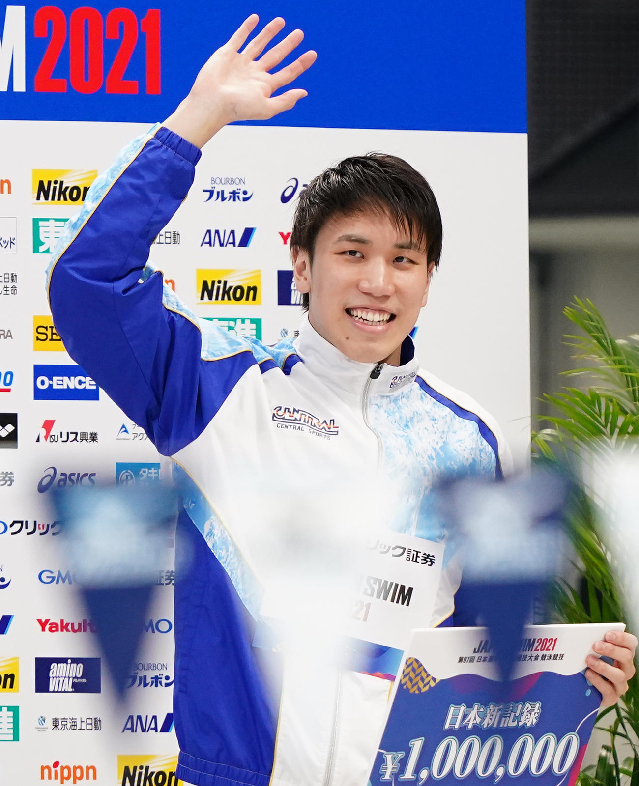 男子200メートル自由形決勝で優勝し、ガッツポーズを見せる松元（撮影・菅敏）