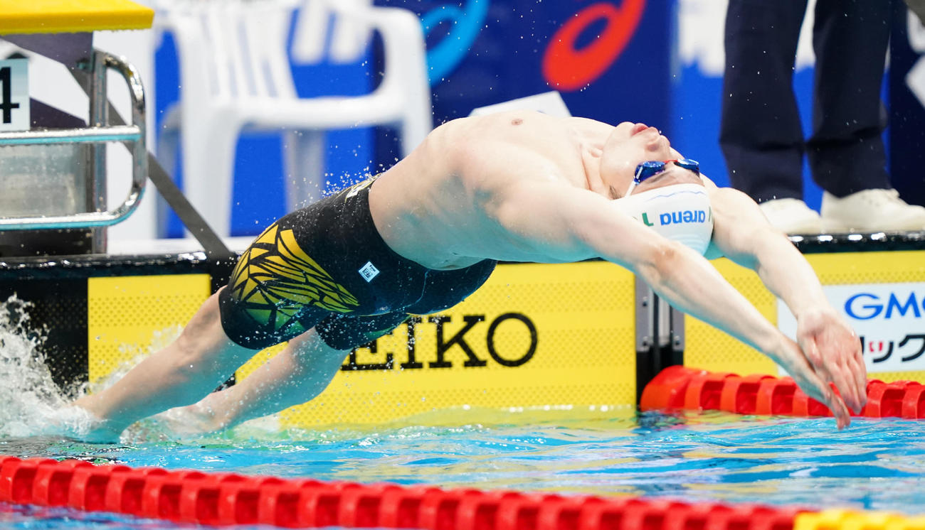 男子100メートル背泳ぎ決勝でスタートする入江（撮影・菅敏）