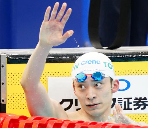 男子100メートル背泳ぎ決勝で優勝し、スタンドに手を振る入江（撮影・菅敏）