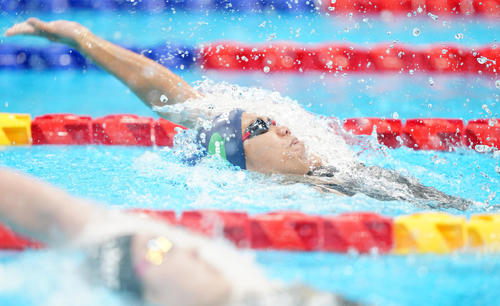 女子100メートル背泳ぎ決勝で力泳する小西（撮影・菅敏）