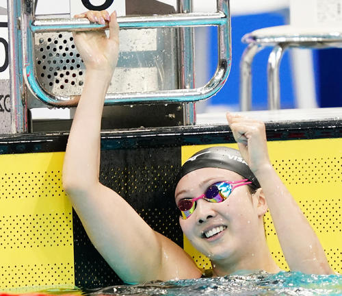 女子100メートル平泳ぎで優勝し、笑顔でガッツポーズを見せる渡部（撮影・菅敏）