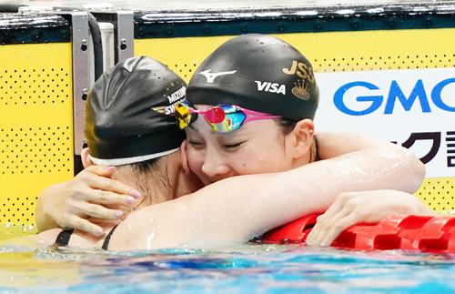 女子100メートル平泳ぎで優勝し、青木（左）と抱き合って喜ぶ渡部（撮影・菅敏）