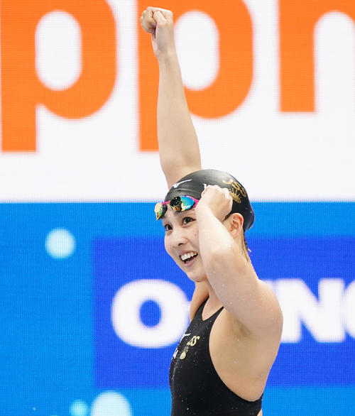 女子100メートル平泳ぎで優勝し、笑顔でガッツポーズを見せる渡部（撮影・菅敏）