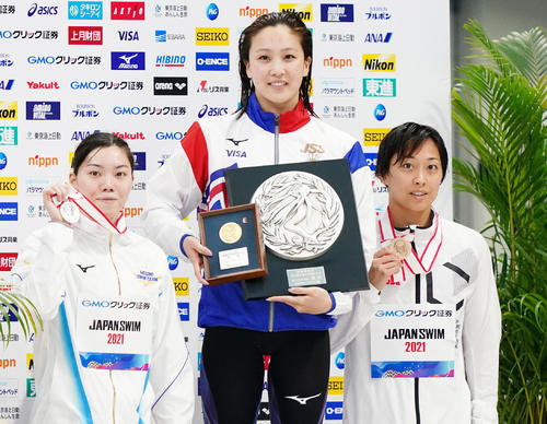 女子100メートル平泳ぎで優勝し2位の青木（左）、3位の鈴木と記念写真に納まる渡部（撮影・菅敏）
