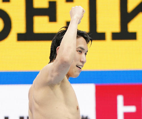 男子200メートル自由形決勝で優勝し、ガッツポーズを見せる松元（撮影・菅敏）