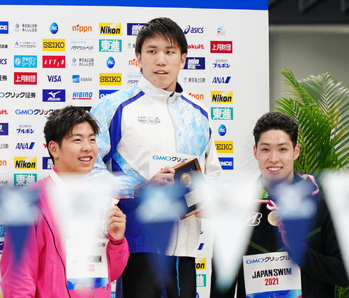 男子200メートル自由形決勝で優勝し2位の柳本（左）、3位の萩野（右）と記念写真に納まる松元（撮影・菅敏）