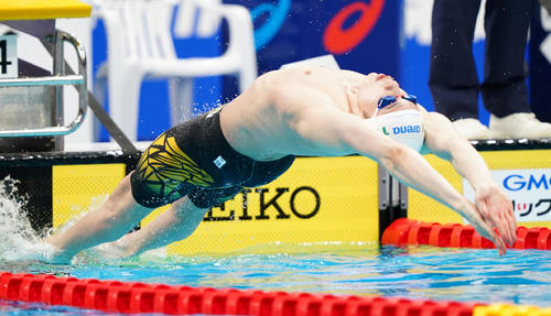 男子100メートル背泳ぎ決勝でスタートする入江（撮影・菅敏）
