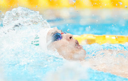 男子100メートル背泳ぎ決勝で力泳する入江（撮影・菅敏）