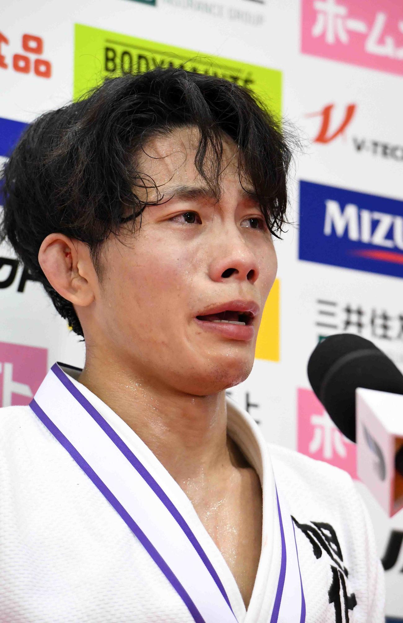 男子60キロ級優勝インタビューで、急逝した父稔彦を思い涙を見せる古賀玄暉（代表撮影）