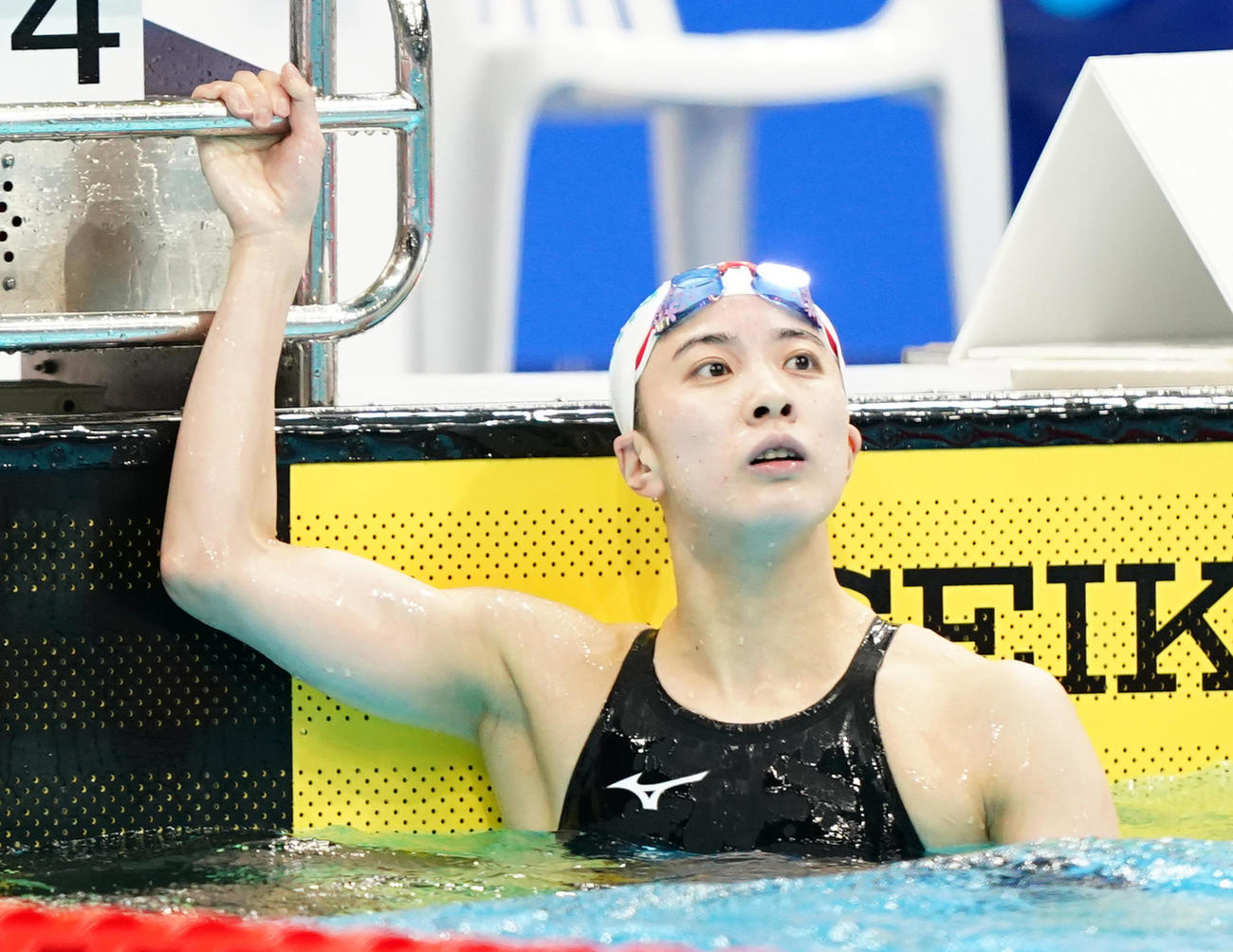 女子200メートル個人メドレー予選　レースを終え、タイムを確認する大橋（撮影・菅敏）