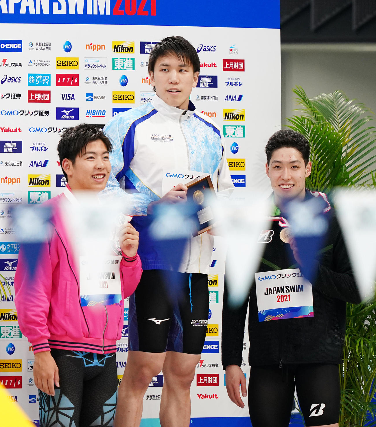 男子200メートル自由形決勝で優勝し2位柳本（左）、3位萩野（右）と記念写真に納まる松元（撮影・菅敏）