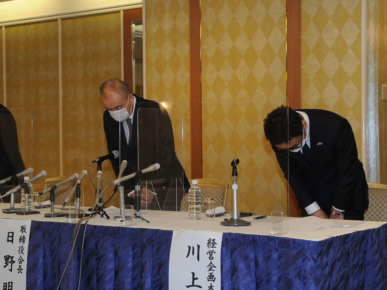 会見で謝罪するB1新潟の日野会長と川上営業本部長