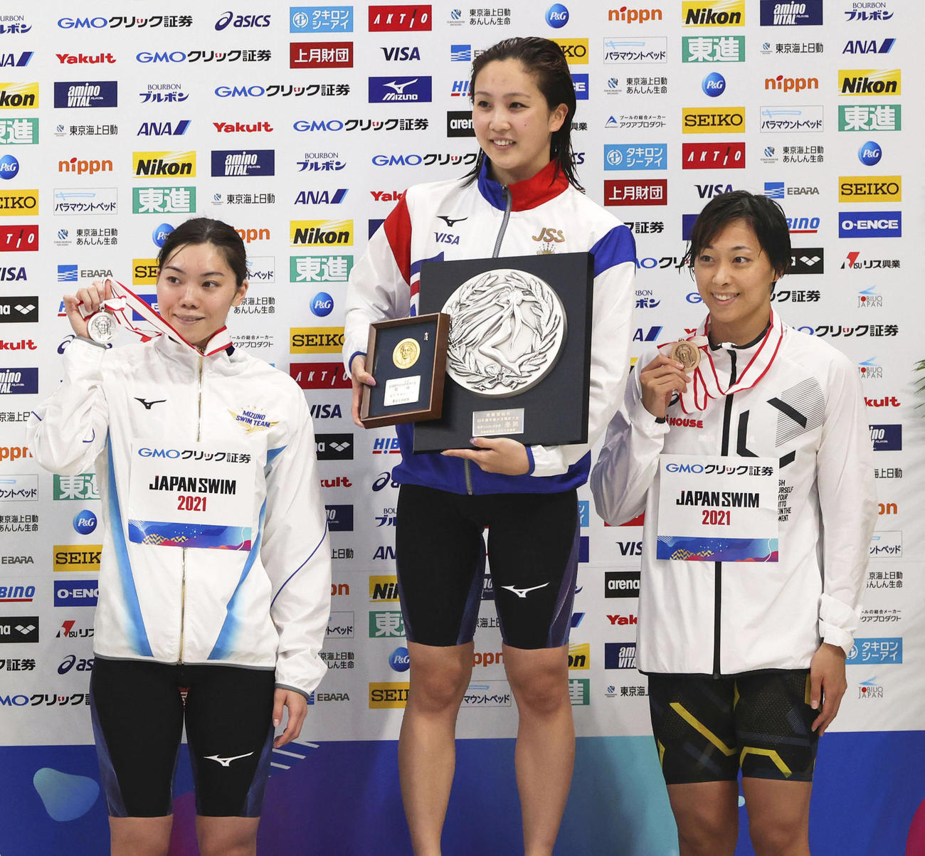 女子100メートル平泳ぎで優勝し、メダルを手にする渡部。左は2位の青木、右は3位の鈴木（代表撮影）