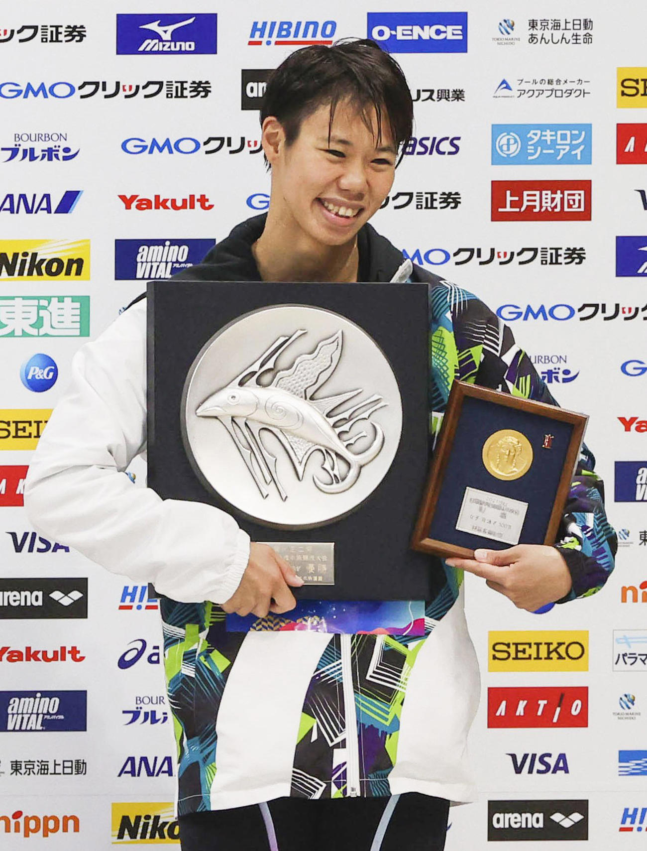 女子100メートル背泳ぎで優勝し、メダルを手にする小西（代表撮影）