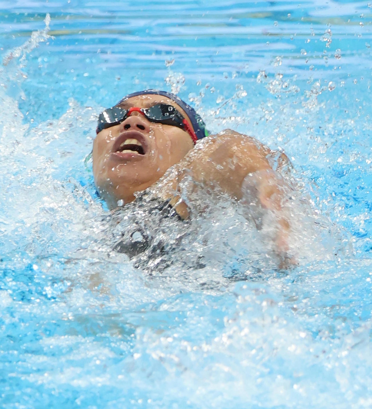 女子100メートル背泳ぎで優勝した小西（代表撮影）