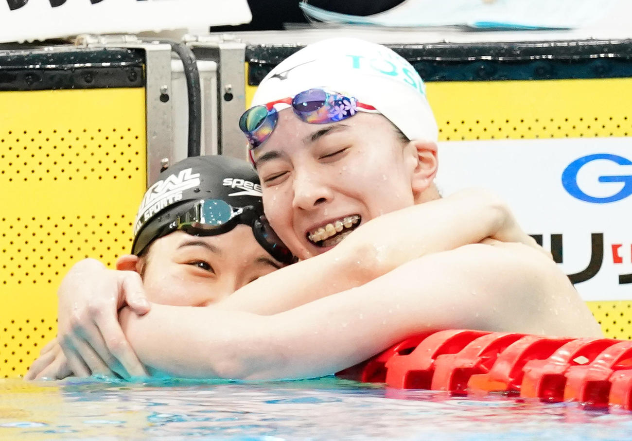 女子200メートル個人メドレーで優勝し2位の大橋（右）と抱き合って喜ぶ寺村（撮影・菅敏）