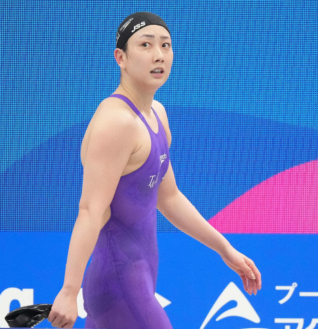 女子200メートル自由形で優勝した五十嵐はタイムを確認する（撮影・鈴木みどり）