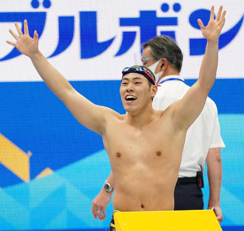 男子200メートルバタフライで優勝し、スタンドに手を振る本多（撮影・菅敏）
