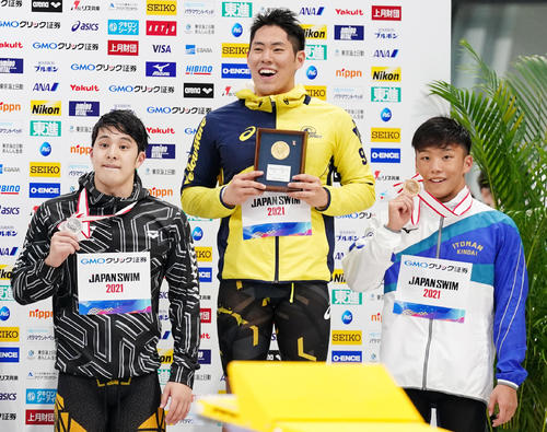 男子200メートルバタフライで優勝し2位の瀬戸（左）、3位の森本（右）と記念写真に納まる本多（撮影・菅敏）