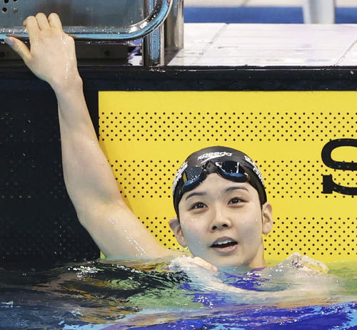 女子200メートル個人メドレー　ゴール後、タイムを確認する優勝した寺村（代表撮影）