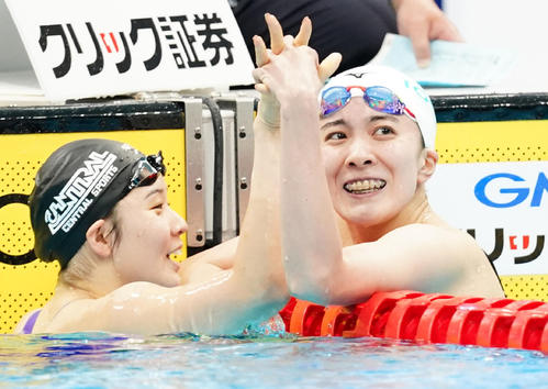 女子200メートル個人メドレーで優勝し2位の大橋（右）と喜ぶ寺村（撮影・菅敏）