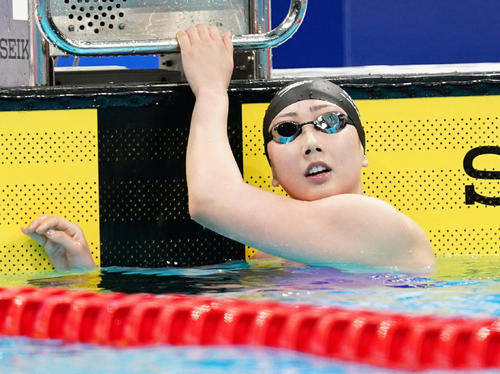 女子200メートル自由形で優勝し、タイムを確認する五十嵐（撮影・菅敏）