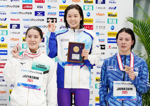 女子200メートル個人メドレーで優勝し2位の大橋（左）、3位の大本と記念写真に納まる寺村（撮影・菅敏）