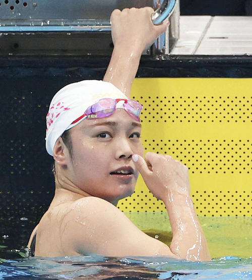 女子1500メートル自由形決勝のレースを終え、タイムを確認する優勝した森山（代表撮影）