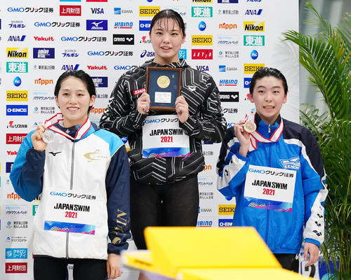 女子1500メートル自由形で優勝し2位の佐藤（左）、3位の青木と記念写真に納まる森山（撮影・菅敏）
