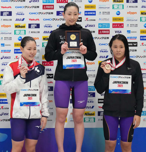 女子200メートル自由形でメダルを手にする、左から2位の白井、優勝の五十嵐、3位の増田（撮影・鈴木みどり）