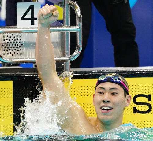 男子200メートルバタフライで優勝し、ガッツポーズを見せる本多（撮影・菅敏）