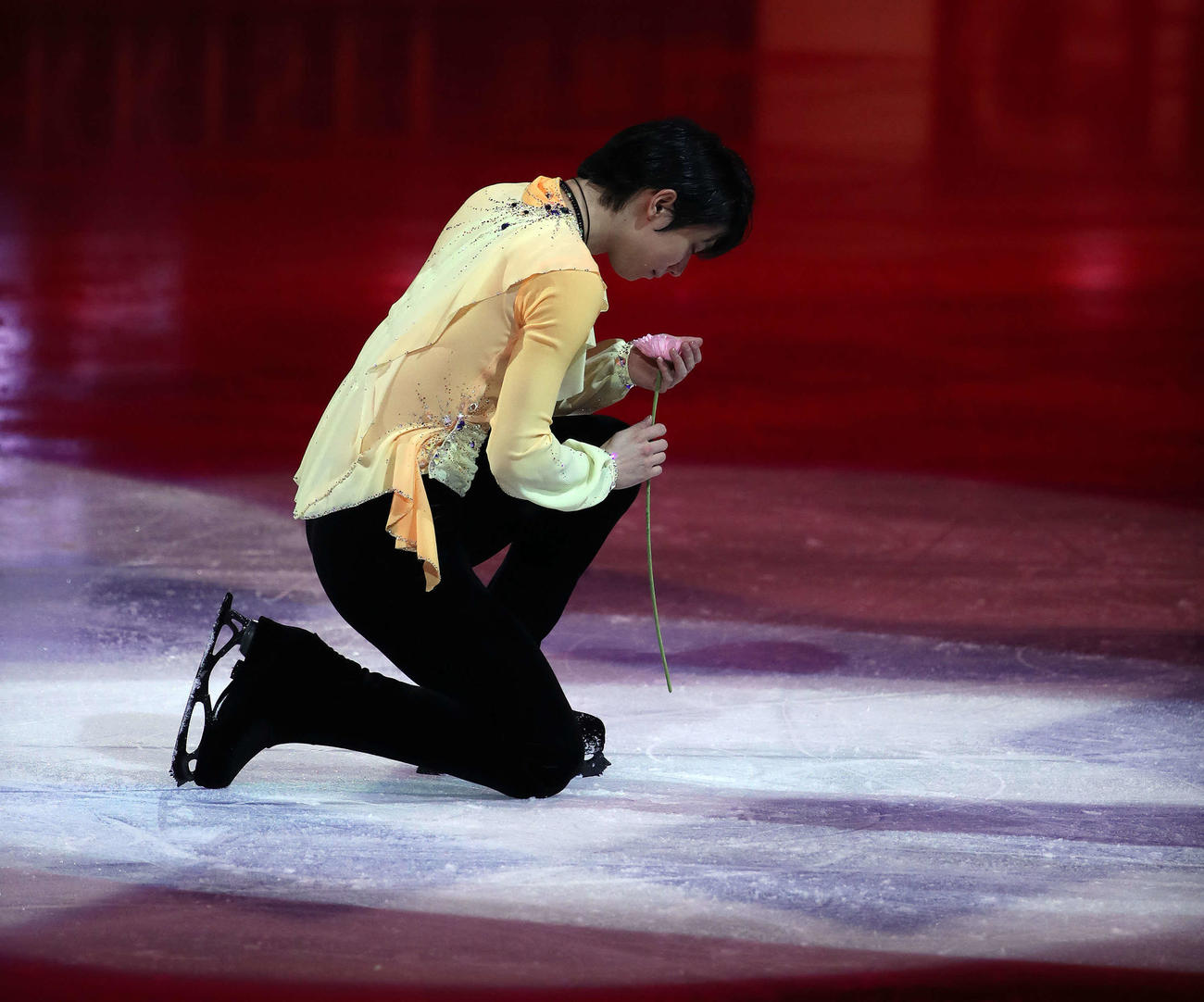 21年3月、フィギュアスケート世界選手権のエキシビションで手にした花を見つめる羽生結弦（2021年3月28日撮影・PNP）