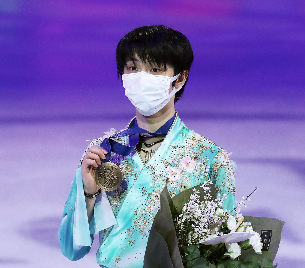 世界選手権で3位となりメダルを掲げる羽生結弦（撮影・PNP＝2021年3月27日）