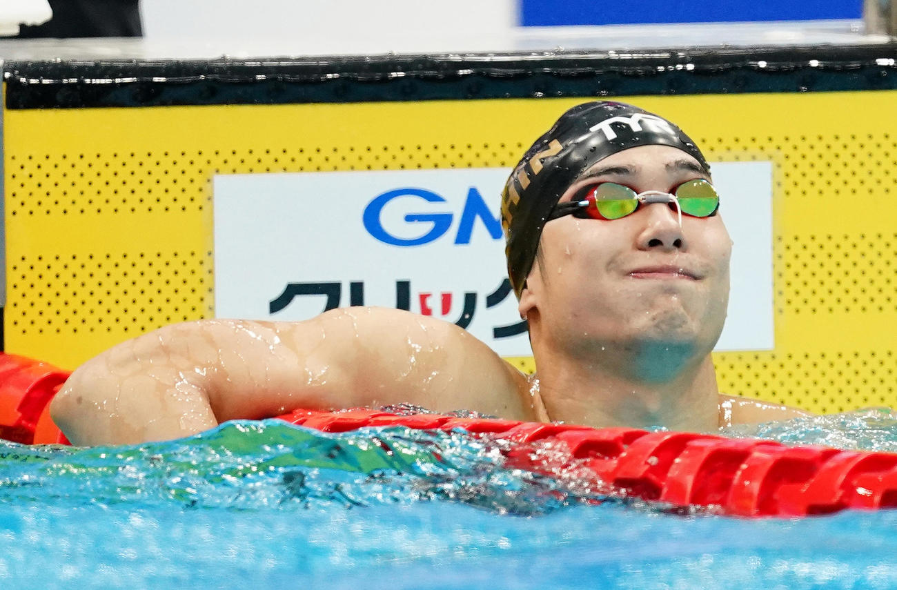 男子100メートル自由形予選　レースを終えタイムを確認する中村（撮影・菅敏）