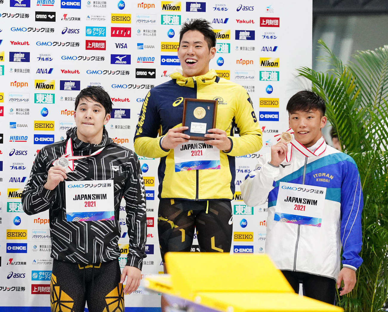 男子200メートルバタフライで優勝し2位の瀬戸（左）、3位の森本（右）と記念写真に納まる本多（撮影・菅敏）