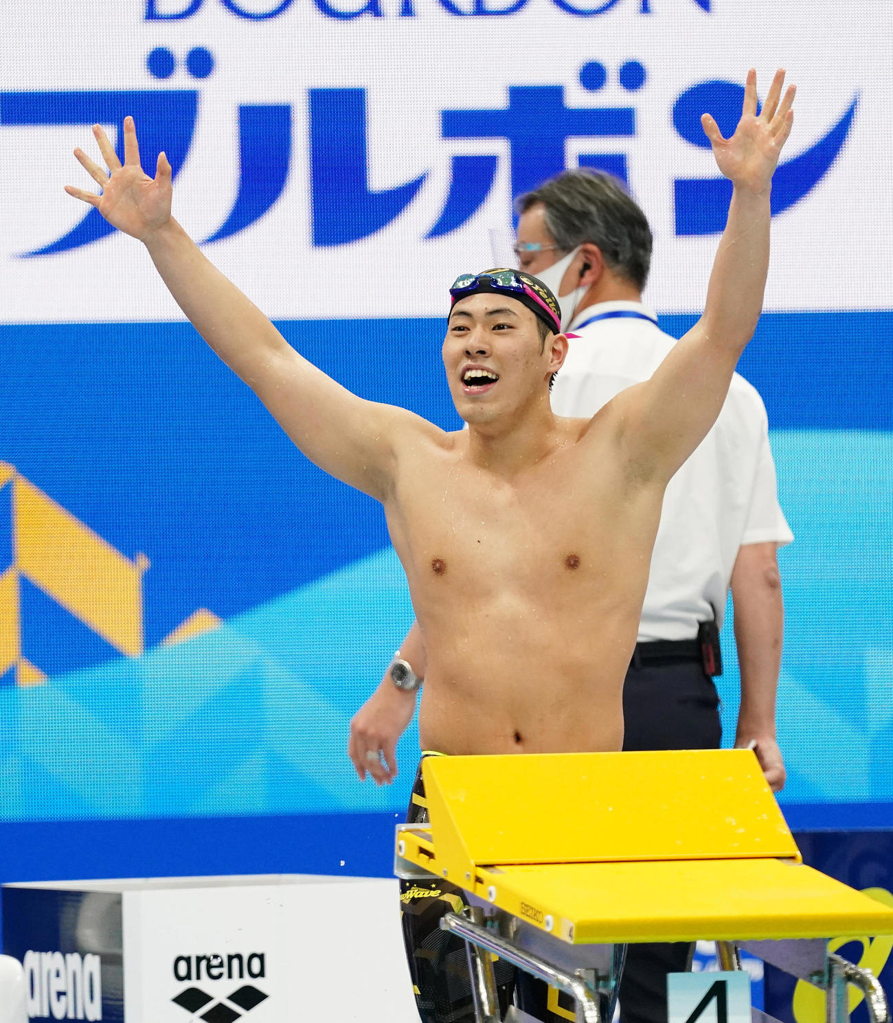 男子200メートルバタフライで優勝し、スタンドに手を振る本多（撮影・菅敏）