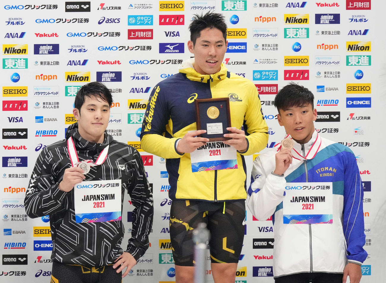 男子200メートルバタフライの表彰で笑顔の、左から2位瀬戸、優勝の本多、森本（撮影・鈴木みどり）