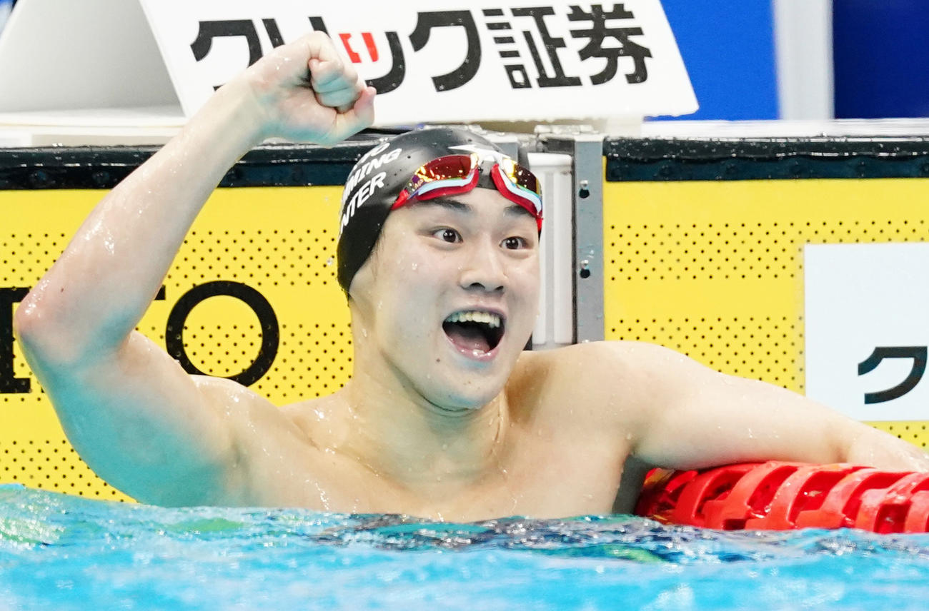 日本新記録で優勝しガッツポーズを見せる佐藤翔馬（撮影・菅敏）