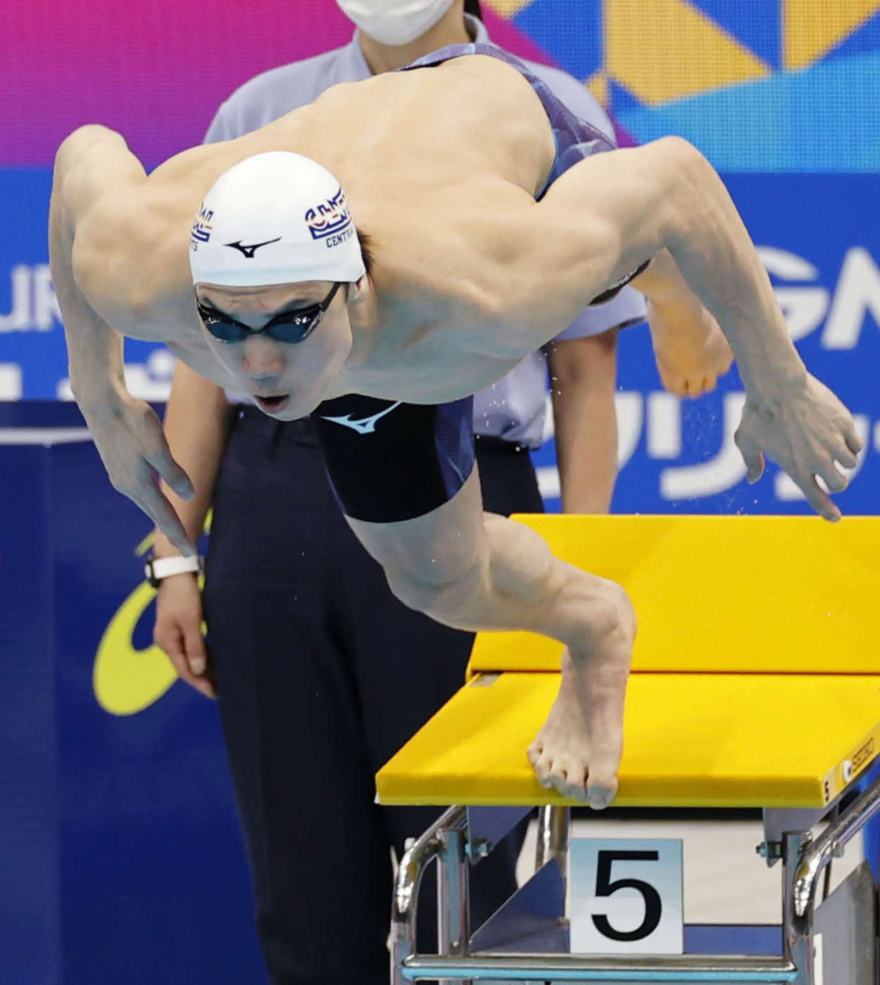 男子100メートル自由形決勝で勢いよく飛び込む2位の松元（代表撮影）