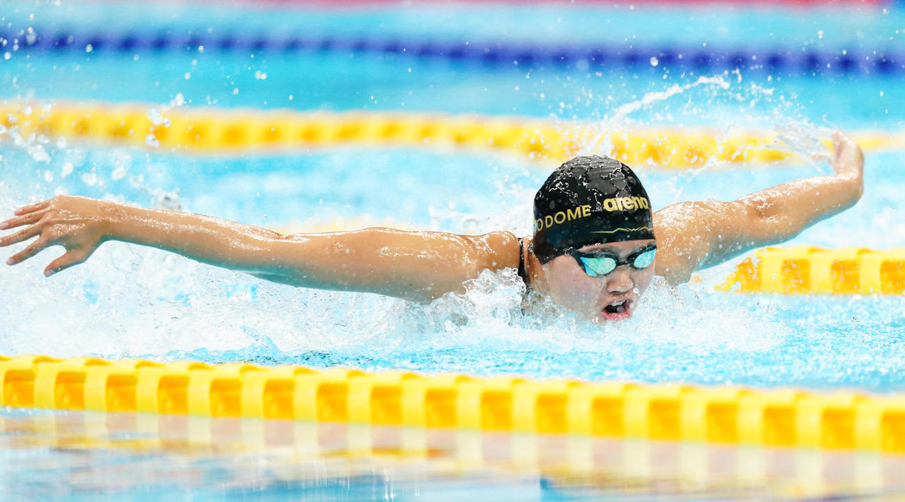女子200メートルバタフライ決勝　力泳する長谷川涼香（撮影・菅敏）