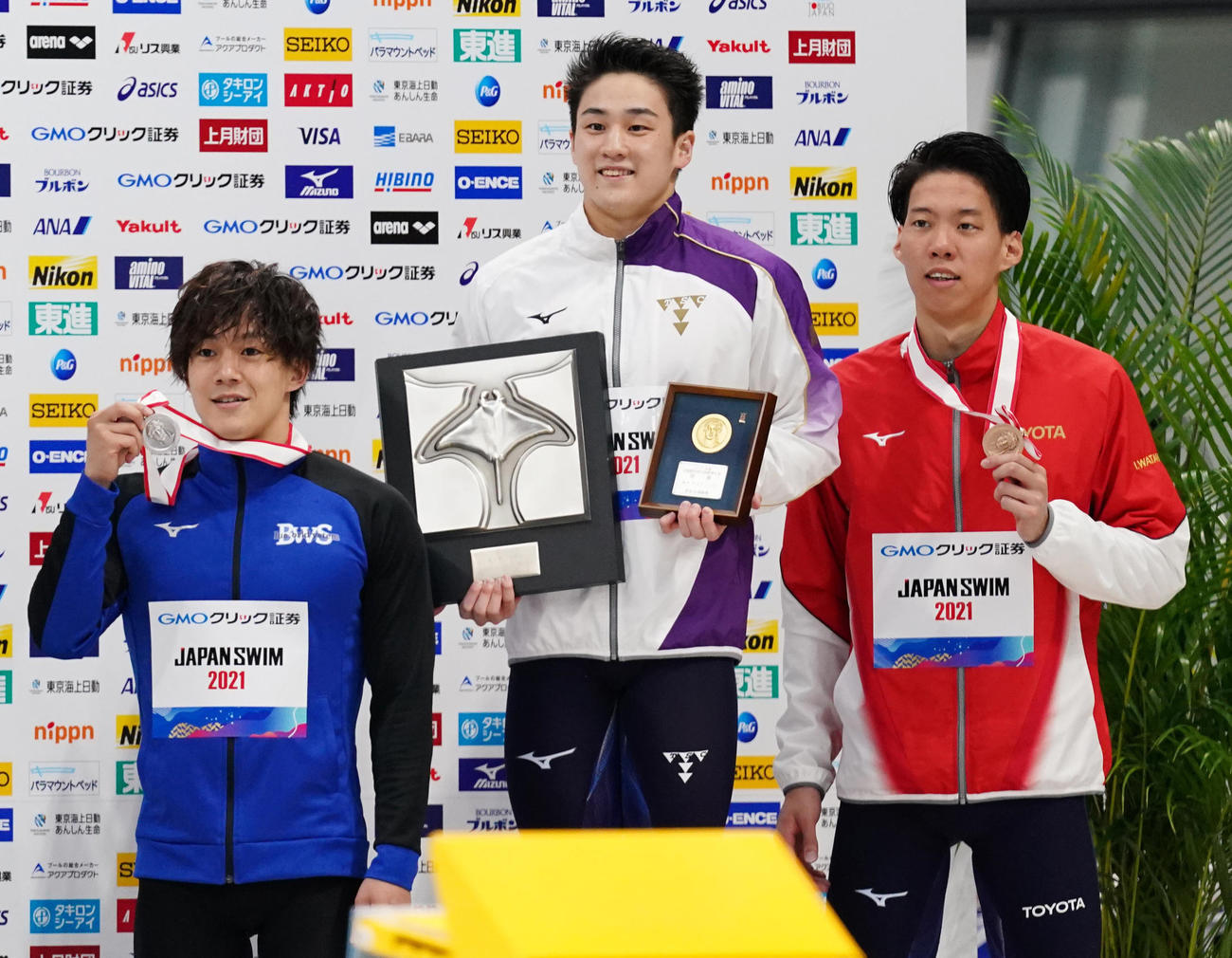 男子200メートル平泳ぎ決勝　日本新記録で優勝し、2位の武良（左）と3位の渡辺（右）と記念写真に納まる佐藤（撮影・菅敏）