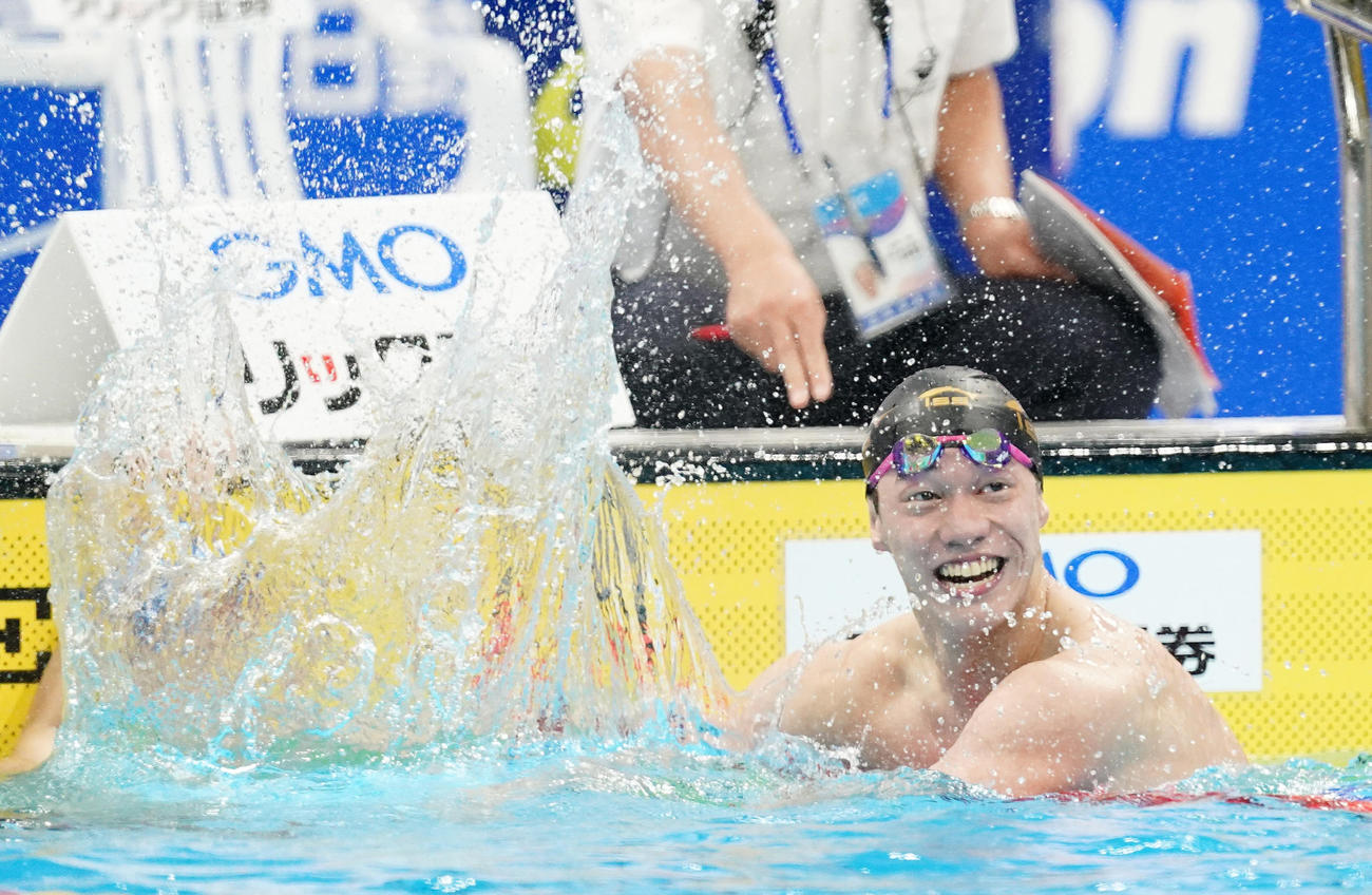 男子800メートル自由形決勝　男子800メートル自由形決勝　日本新記録で優勝し笑顔を見せる黒川（撮影・菅敏）